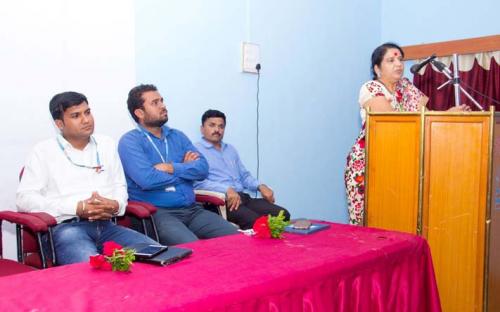 Dr.Deepa Kshirsagar is delevring speech in campus interview.